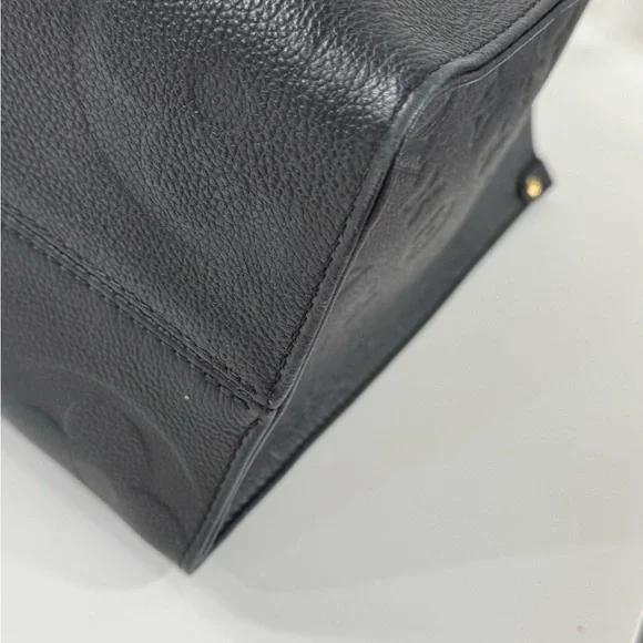 Louis Vuitton ON-THE-GO MM Black Leather Embossed Monogram - Picture 5 of 12